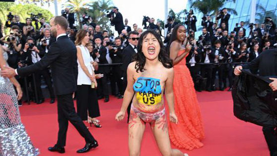 Spread main land Spokesman Femeie dezbrăcată pe covorul roșu de la Cannes: Nu ne mai violaţi - Stiri.md