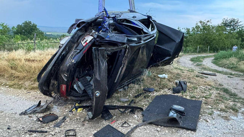 Grav accident: Un BMW s-a izbit într-un pilon. Două persoane au murit