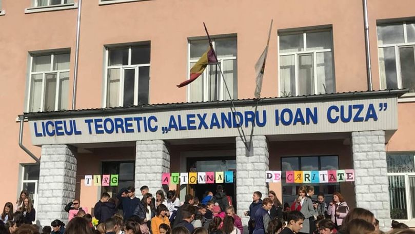 Elevii unui liceu au organizat un târg caritabil pentru o profesoară