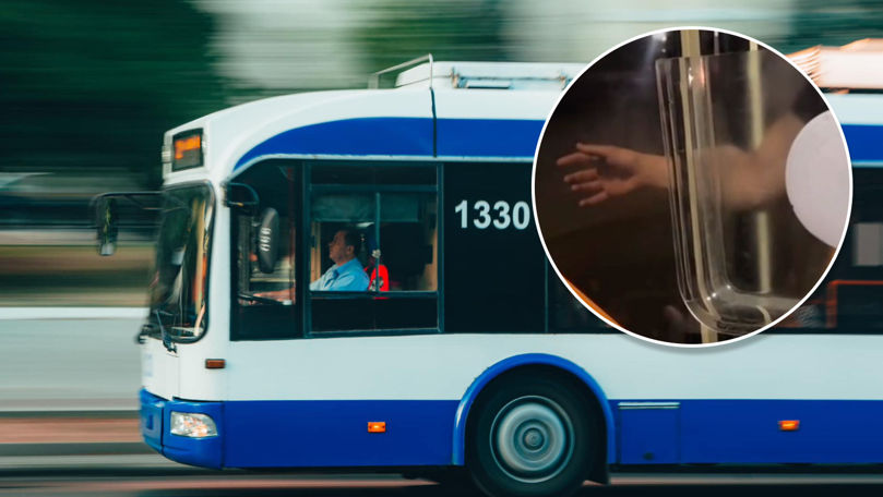 Un tânăr și-a prins mâna în ușile troleibuzului: Șoferul l-a ignorat