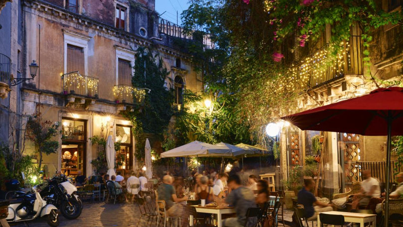 Într-un bar din Italia, clienţii care înjură sunt amendați cu un euro