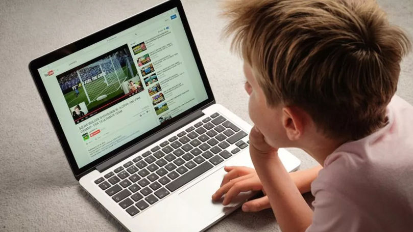 Google folosește AI pentru a depista utilizatorii minori pe YouTube