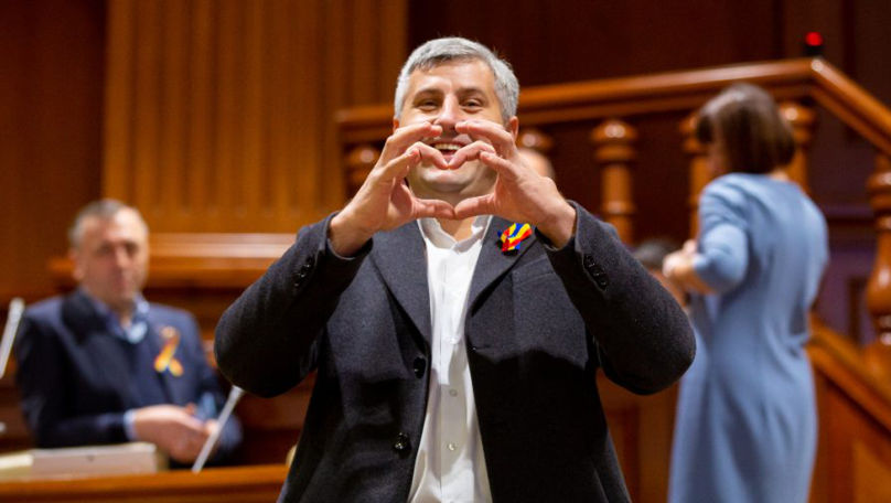 De ziua românilor, deputații moldoveni au purtat la piept tricolorul