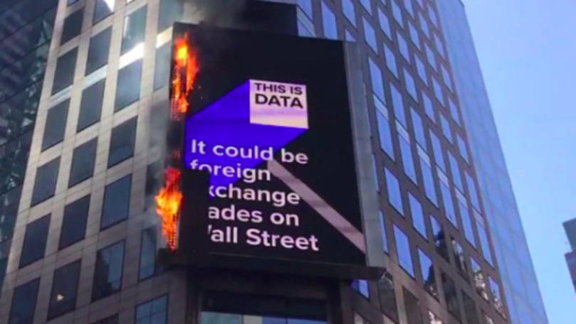 Momentul în care un ecran uriaș din Times Square ia foc, filmat
