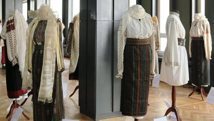 Mai multe costume populare, expuse la Teatrul Ginta Latină din Chişinău