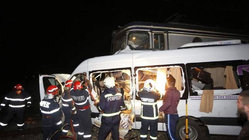Microbuz lovit de tren: Șoferul, un fost polițist a urcat băut la volan