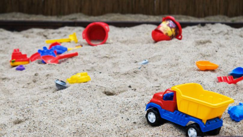 Bălți: Pe terenurile de joacă este material antiderapant în loc de nisip
