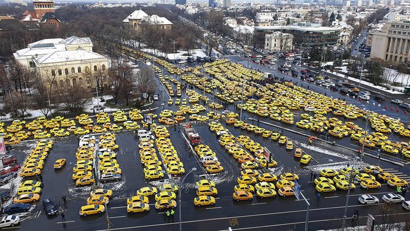 Mii de taximetriști protestează în faţa Guvernului României