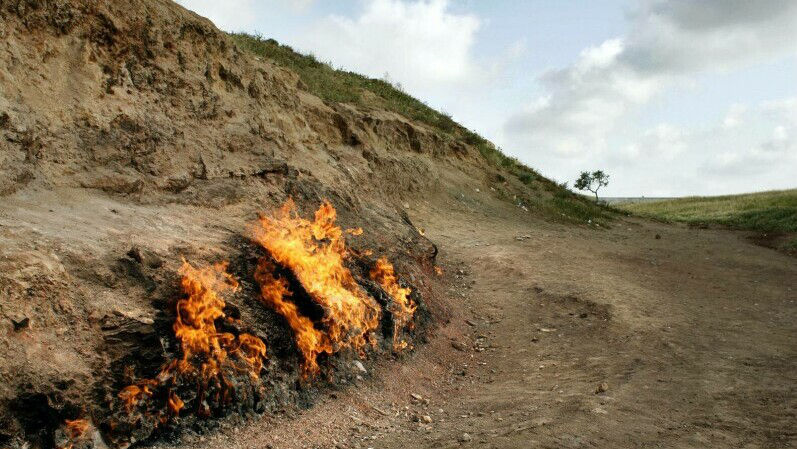Nici ploaia nu-l oprește: Focul care arde neîncetat de 4.000 de ani