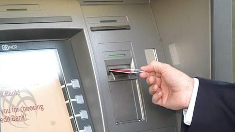 O bancă din Moldova întrerupe activitatea bancomatelor şi a cardurilor