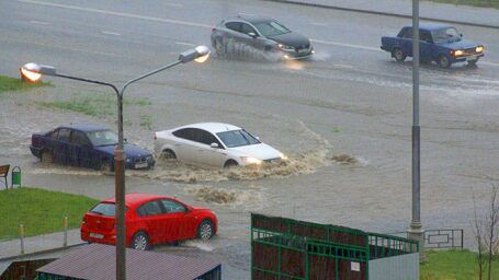 Ploaie puternică la Moscova: Mașinile, inundate până la acoperiș