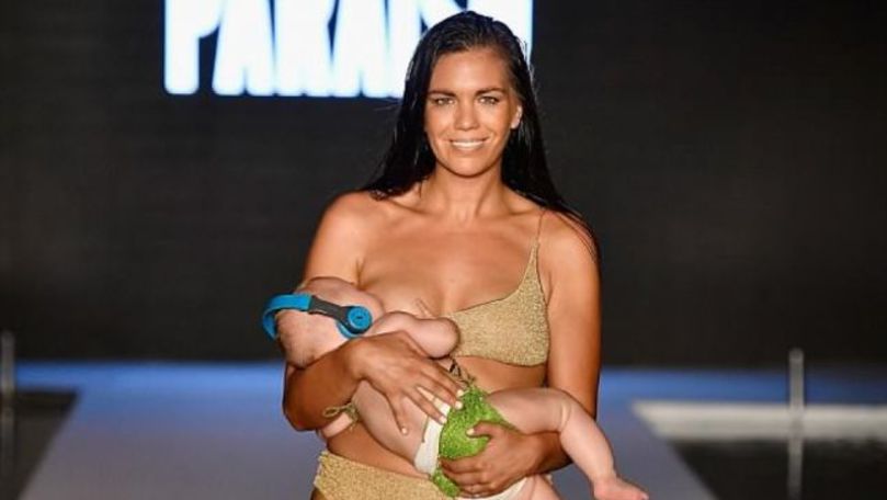 Un model a defilat pe podium în timp ce-şi alăpta la sân fiica de 5 luni