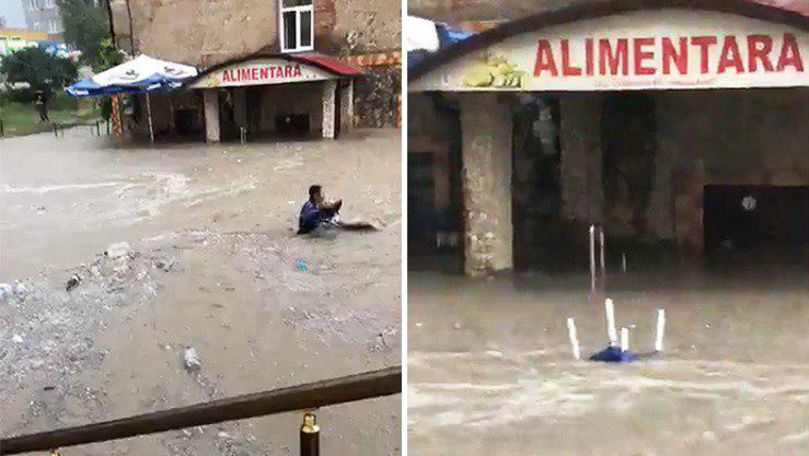 Apă până la brâu: Doi bărbați, filmați cum caută un șlap prin potop