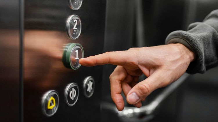 В Кишинёве голый мужчина заблокировал в лифте мать с ребёнком и получил срок.