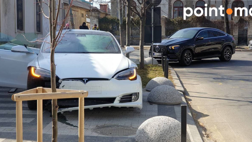 В Кишинёве в ДТП разбили новый Mercedes и Tesla.