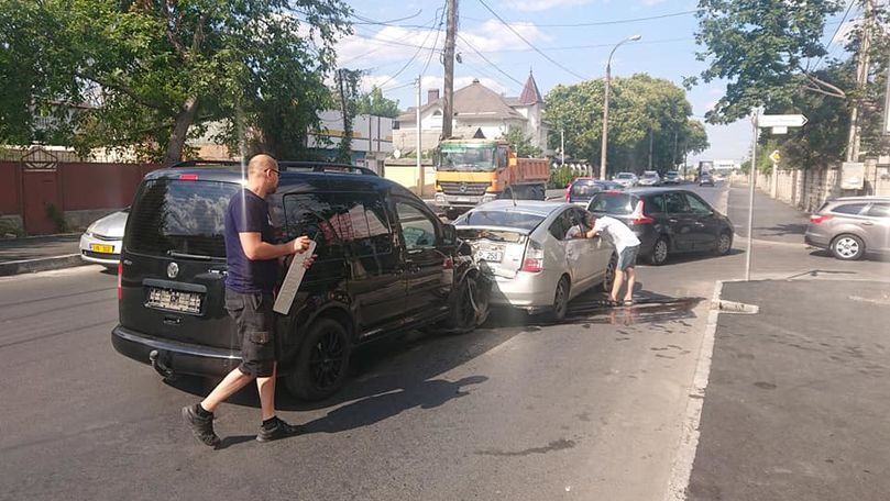 Accident în lanț în sectorul Buiucani: 3 automobile, avariate