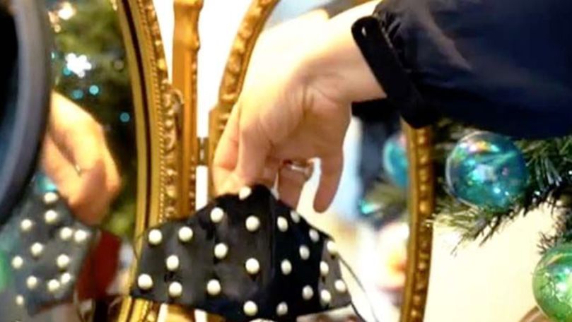 Designerii propun măşti festive şi de lux drept cadouri de Crăciun