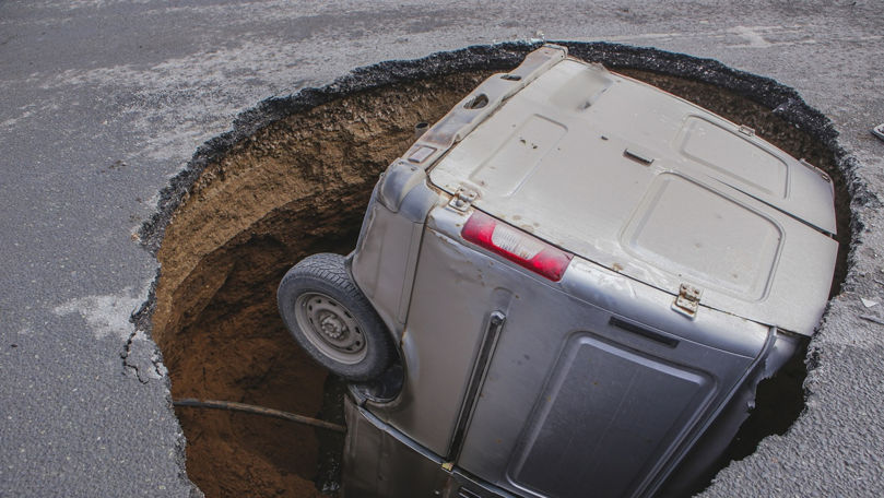 Un microbuz s-a prăbușit sub asfalt pe un drum din Rusia