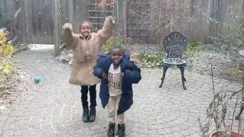Reacția unor copii africani când văd zăpadă pentru prima dată