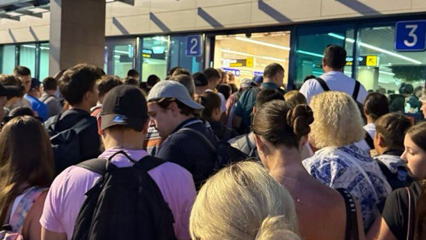 Cozi interminabile pe AIC: Oamenii așteaptă ore în șir în îmbulzeală