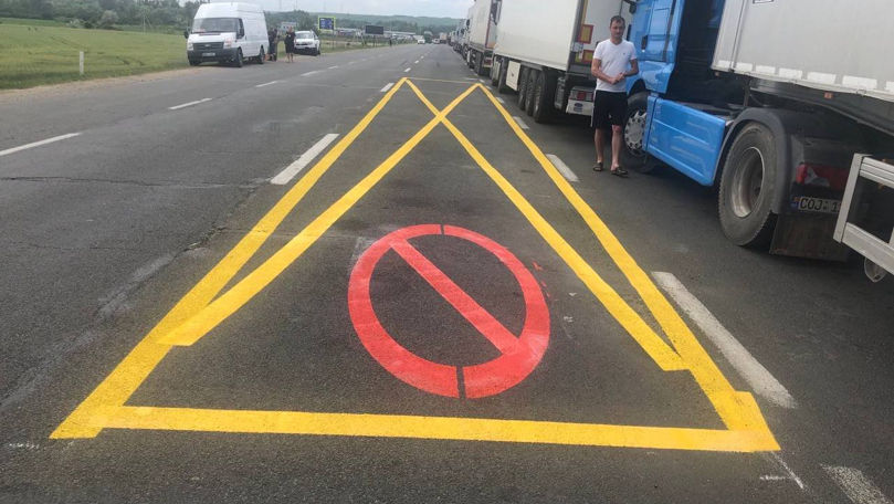 Marcaj rutier temporar pentru șoferii de TIR care stau la coadă în vamă