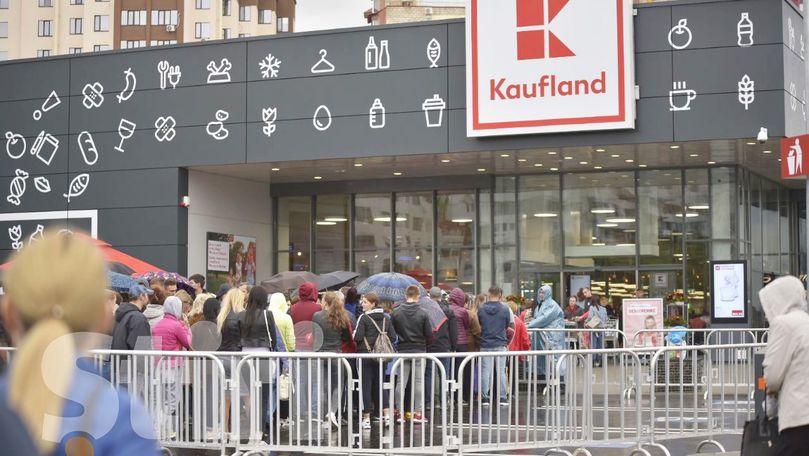 Cozi și îmbulzeală pe ploaie, filmate la deschiderea Kaufland