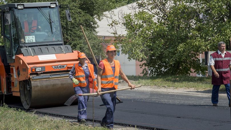 Locuitorii din satul Sofia se pot bucura deja de un drum mai bun