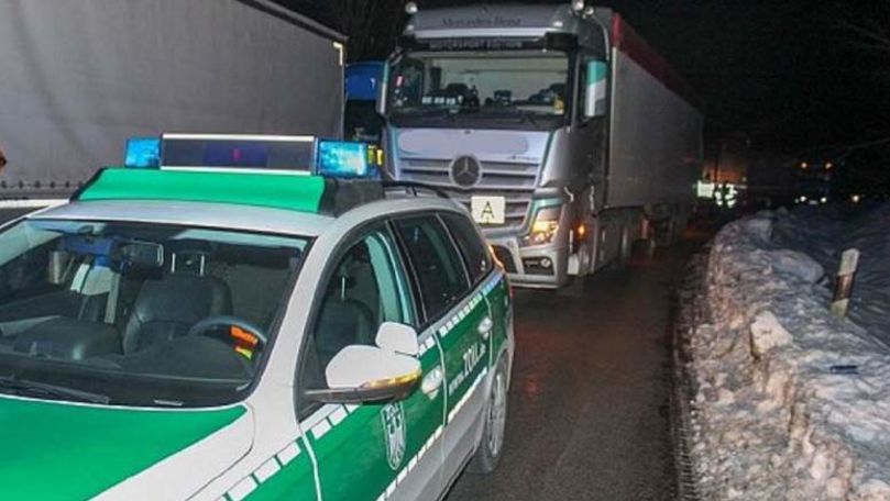 Un şofer român a lovit cu TIR-ul un vameş şi i-a rupt picioarele