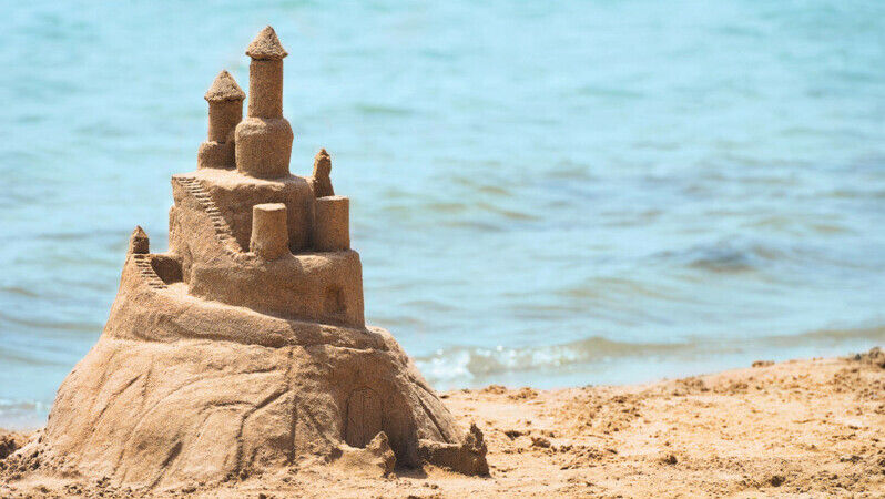 Amenzi mari pentru construirea castelelor de nisip pe o plajă din Spania