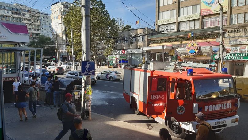 O mașină a luat foc în sectorul Râșcani din Capitală