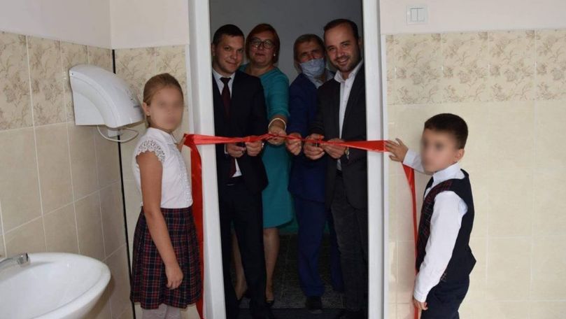 По делу о торжественном открытии туалета наказали только директора школы.