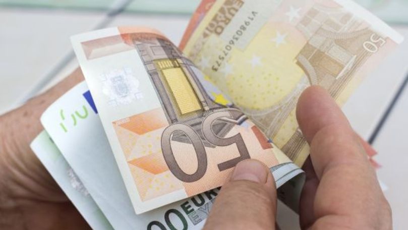 Moneda unică europeană scade drastic. Cât costă un euro