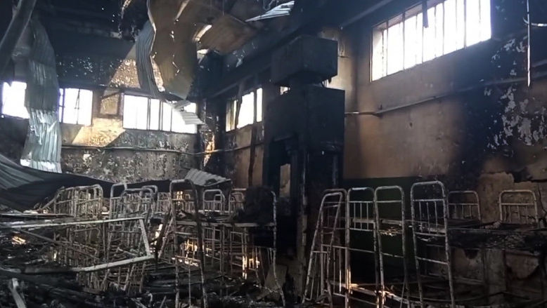 Cadavre carbonizate și paturi arse: Imagini din închisoarea bombardată