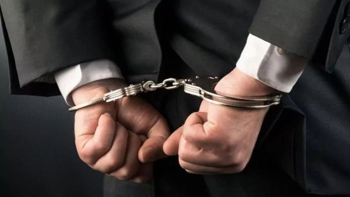 Un bărbat, acuzat de escrocherie în proporții deosebit de mari, reținut