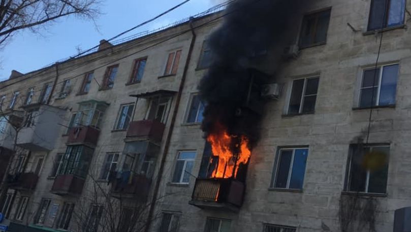 Incendiu puternic în Capitală: Balconul unui apartament, filmat cum arde