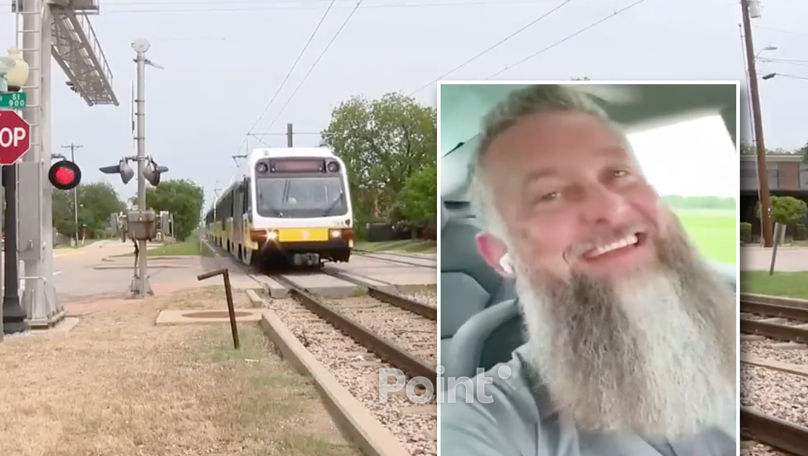 Șoferul unei Tesla a evitat miraculos o coliziune cu un tren după activarea pilotului automat.