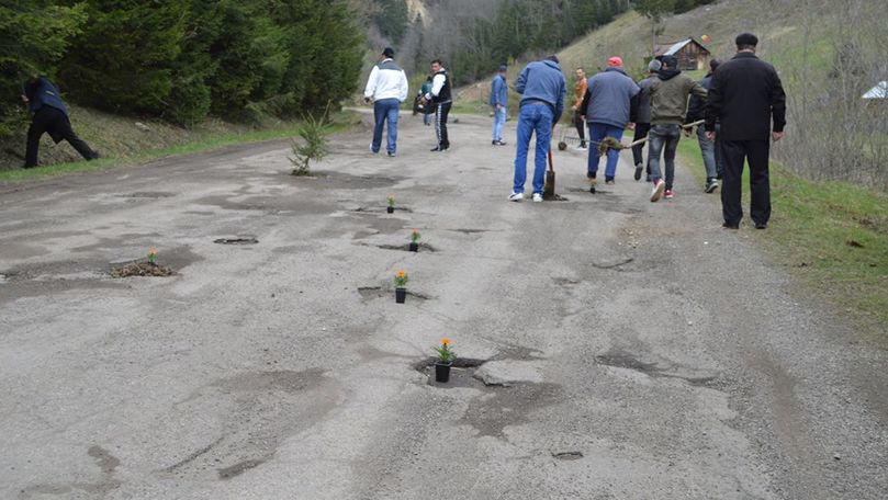 Cum luptă cu gropile din asfalt localnicii unui oraș din România