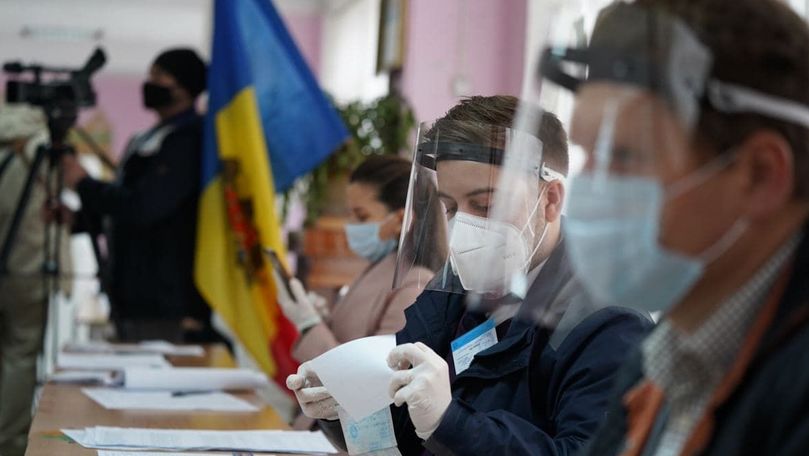К данному часу в столице проголосовало более 35 % избирателей, имеющих право голоса. 