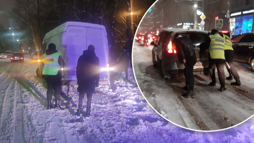 Cod Galben de ninsori: Trasee înzăpezite, șoferi blocați și ambuteiaje