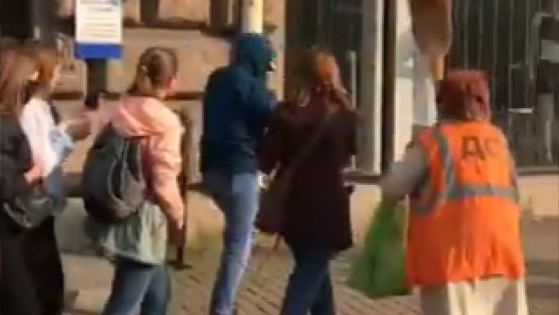 Un mascat, alergat și bătut cu mătura de femeile de la Minsk