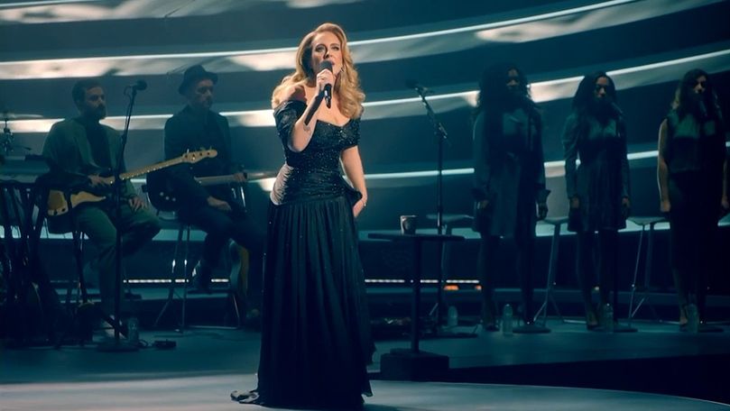 Adele a izbucnit în lacrimi pe scenă: Ce surpriză i s-a făcut