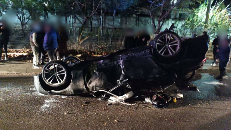 Accident la Durlești: Un BMW, răsturnat. Doi tineri au ajuns la spital