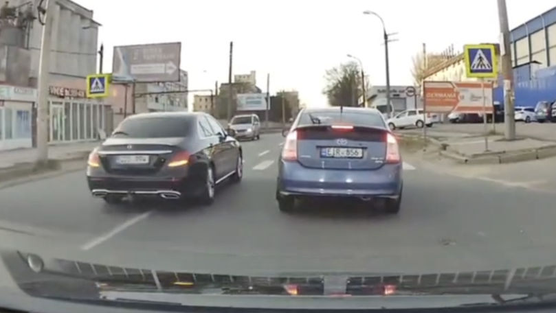 Mercedes, surprins cum iese pe contrasens pentru a ocoli pietonii