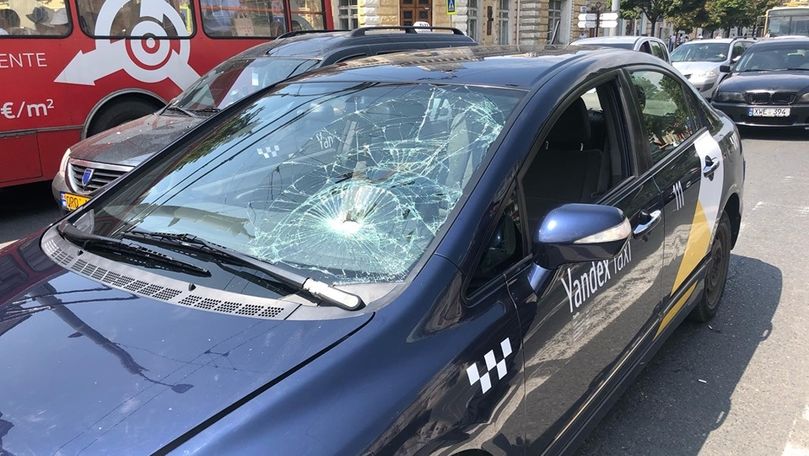 Tânără, lovită de un taxi pe trecerea de pietoni. Victima, la spital