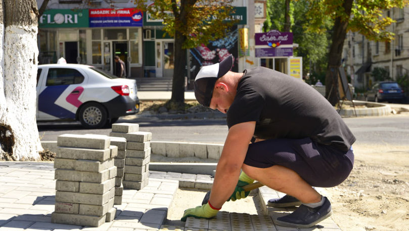 Lucrările de reparaţie a trotuarelor din strada Sarmizegetusa continuă