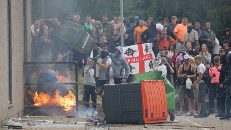 Британия готовится к новой волне расистских беспорядков в выходные.