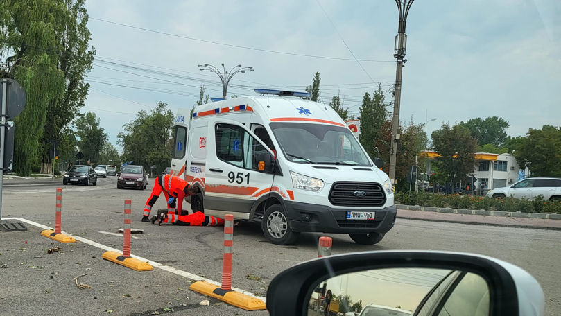 Imaginea zilei: Medicii repară ambulanța în mijlocul drumului