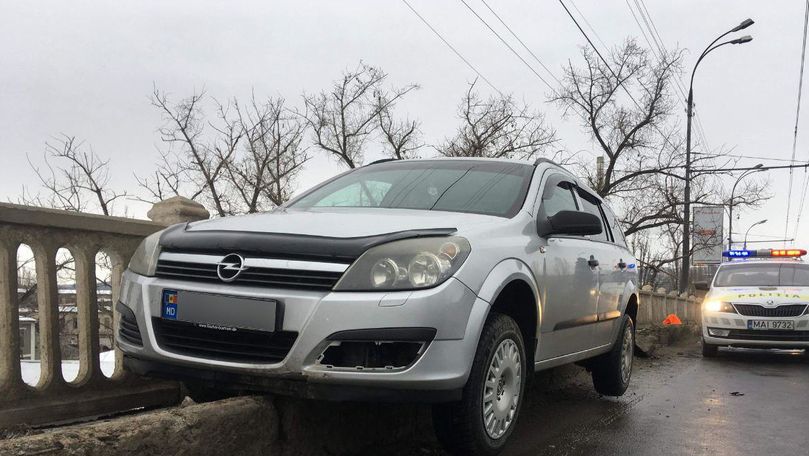 Un șofer a murit la volan, pe un pod din Chișinău