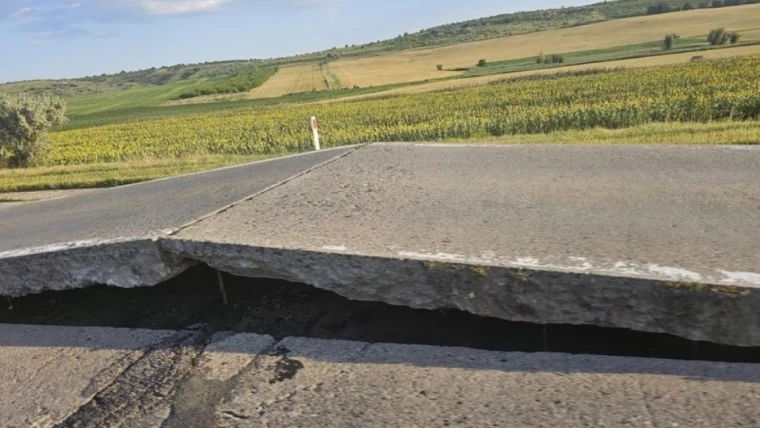 Asfaltul unei autostrăzi din Italia a fost deformat de căldură