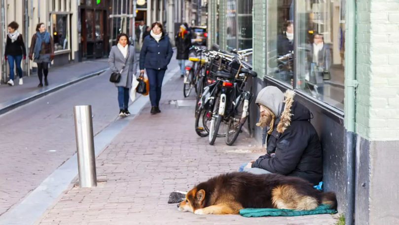 Un cerșetor american cu 13.400 de euro în buzunare, arestat la Amsterdam